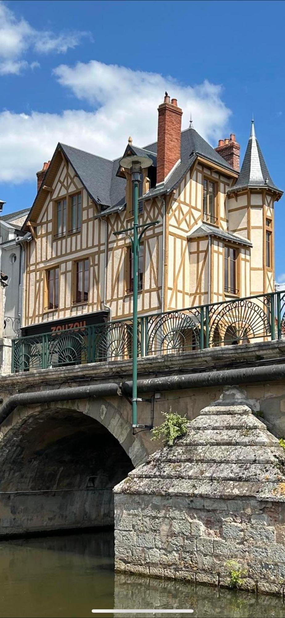 Logis Hotel La Maison A Pan De Bois Vierzon Esterno foto